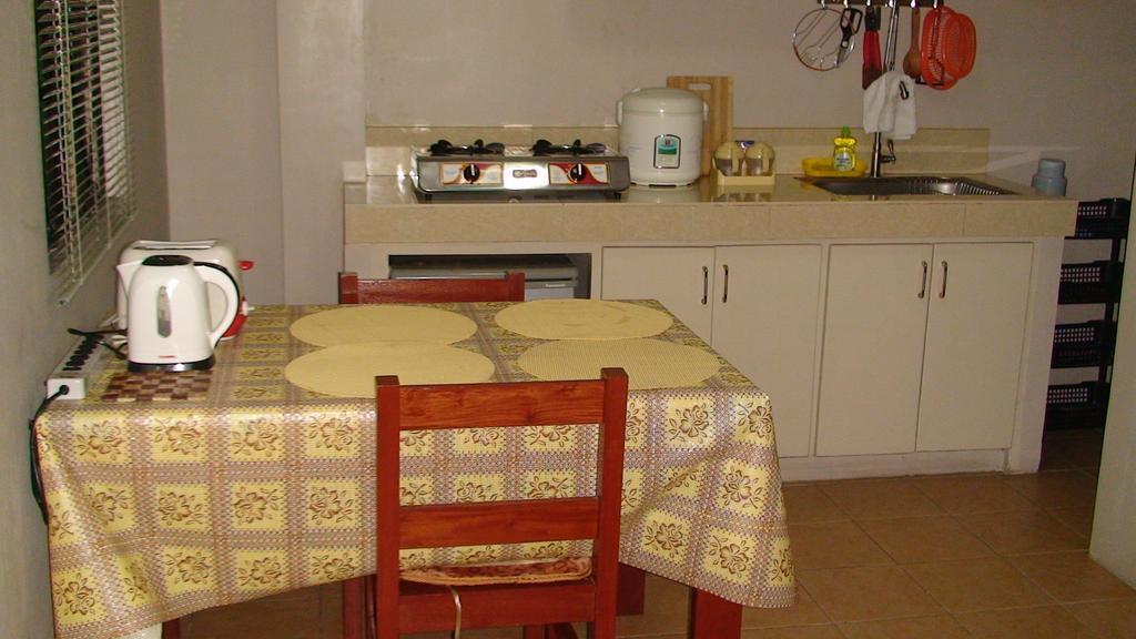באגויו Lyn'S Do Drop Inn Transient House חדר תמונה