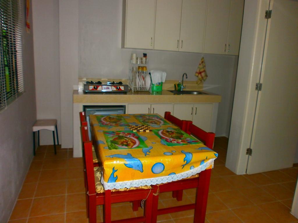 באגויו Lyn'S Do Drop Inn Transient House חדר תמונה